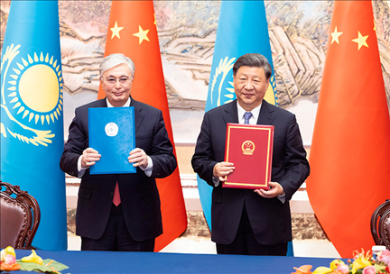 2023年5月17日下午，國(guó)家主席習(xí)近平在西安同來(lái)華出席中國(guó)—中亞峰會(huì)并進(jìn)行國(guó)事訪問(wèn)的哈薩克斯坦總統(tǒng)托卡耶夫會(huì)談。會(huì)談后，兩國(guó)元首簽署了《中華人民共和國(guó)和哈薩克斯坦共和國(guó)聯(lián)合聲明》，共同見(jiàn)證簽署經(jīng)貿(mào)、能源、交通、農(nóng)業(yè)、互聯(lián)互通、人文、地方等領(lǐng)域多項(xiàng)雙邊合作文件。新華社記者 黃敬文 攝