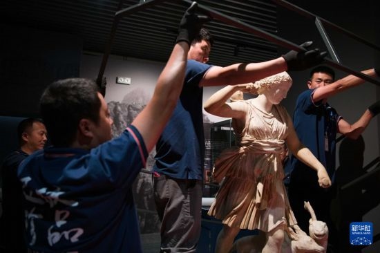 7月2日，工作人員將開箱后的古希臘文物放置在展臺上。新華社記者 張端 攝