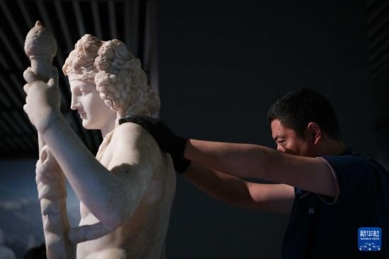 7月2日，工作人員將開箱后的古希臘文物放置在展臺上。新華社記者 張端 攝