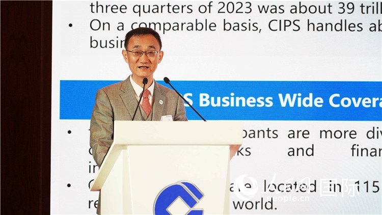 跨境銀行間支付清算有限責(zé)任公司總裁許再越發(fā)言。 人民網(wǎng) 張茜 攝