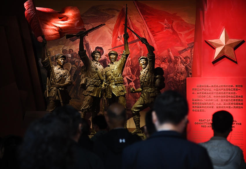 圖為2024年5月9日，游客在延安革命紀(jì)念館參觀。 新華社記者 張博文 攝
