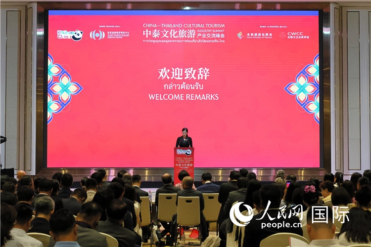 泰國(guó)文化部副部長(zhǎng)普洛伊·塔尼庫(kù)發(fā)表演講。
