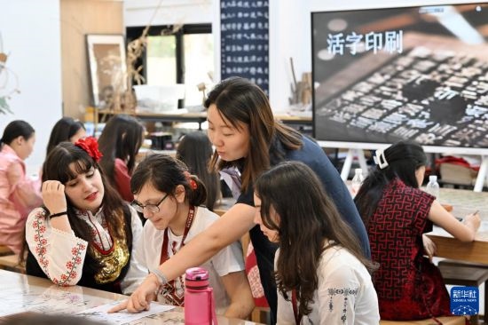 7月3日，外國學(xué)生在了解中國文化。新華社記者 李然 攝