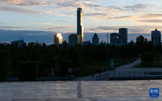 這是7月2日拍攝的哈薩克斯坦首都阿斯塔納市中心的建筑群。新華社記者 白雪騏 攝