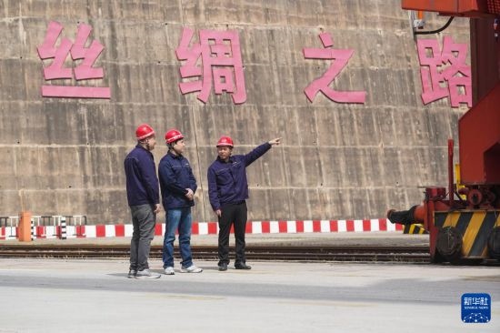 中哈兩國工作人員在中哈連云港物流合作基地交流（2023年5月10日攝）。新華社記者 季春鵬 攝