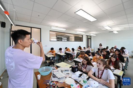 7月3日，外國學(xué)生在學(xué)習(xí)繪制京劇臉譜。新華社記者 李然 攝
