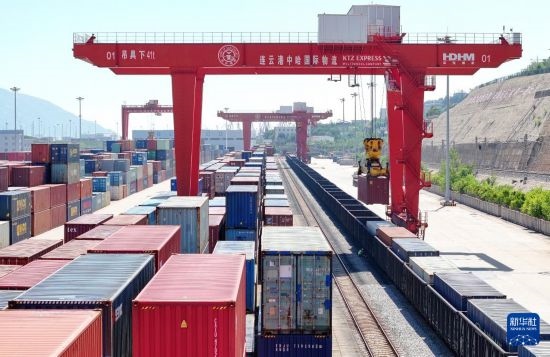6月30日，在中哈連云港物流合作基地，大型機(jī)械在吊裝集裝箱（無人機(jī)照片）。新華社發(fā)（王健民 攝）