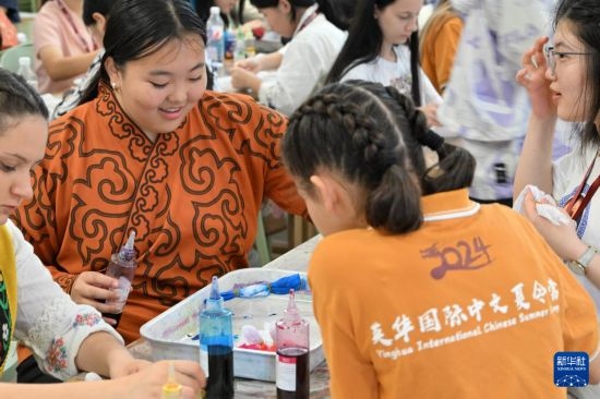 7月3日，外國學(xué)生在了解中國的染布技術(shù)。新華社記者 李然 攝