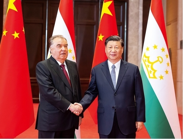 2023年5月，國家主席習近平在西安同來華出席中國—中亞峰會并進行國事訪問的塔吉克斯坦總統(tǒng)拉赫蒙會談。新華社記者 丁海濤 攝