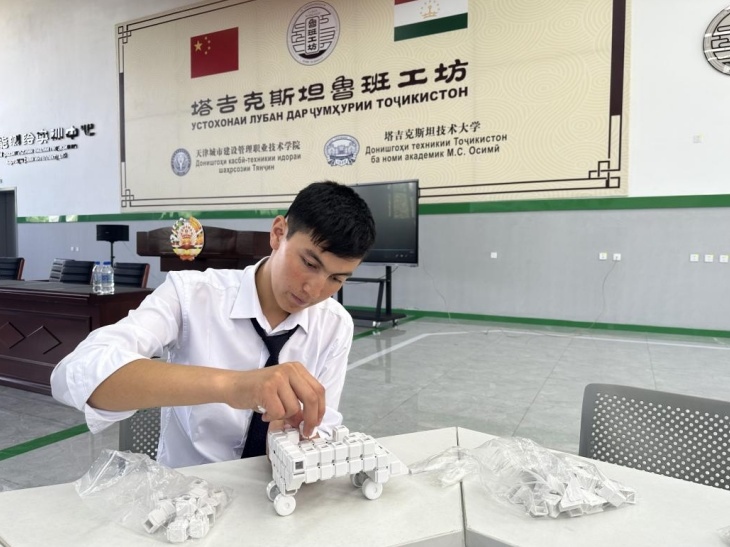 在塔吉克斯坦魯班工坊內(nèi)，學(xué)員正在操作能力源創(chuàng)新套件。本報(bào)記者 屈佩 攝