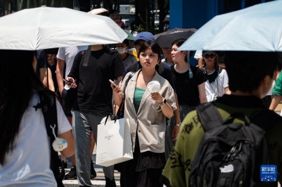 7月4日，人們在日本東京原宿的街道上行走。新華社記者 張笑宇 攝