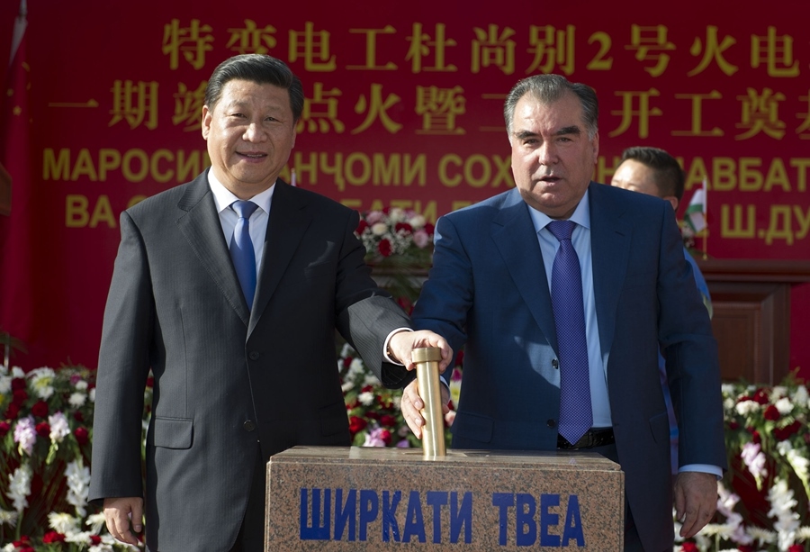 2014年9月13日，國(guó)家主席習(xí)近平和塔吉克斯坦總統(tǒng)拉赫蒙在杜尚別共同出席中塔兩國(guó)重大合作項(xiàng)目——杜尚別2號(hào)熱電廠一期工程竣工儀式、二期工程開(kāi)工儀式。這是習(xí)近平和拉赫蒙一同將裝有兩國(guó)元首簽名二期工程奠基紀(jì)念頁(yè)的金色金屬管放入水泥墩中。新華社記者 黃敬文 攝