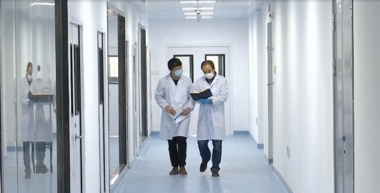 中國(guó)科學(xué)院贛江創(chuàng)新研究院科研人員在交流。（贛州市贛縣區(qū)融媒體中心供圖）