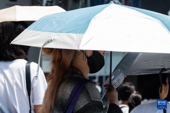 7月4日，人們在日本東京原宿的街道上等待紅綠燈。新華社記者 張笑宇 攝