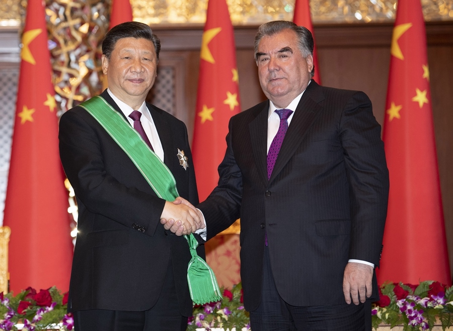 2019年6月15日，國(guó)家主席習(xí)近平在杜尚別出席儀式，接受塔吉克斯坦總統(tǒng)拉赫蒙授予“王冠勛章”。新華社記者 沙達(dá)提 攝