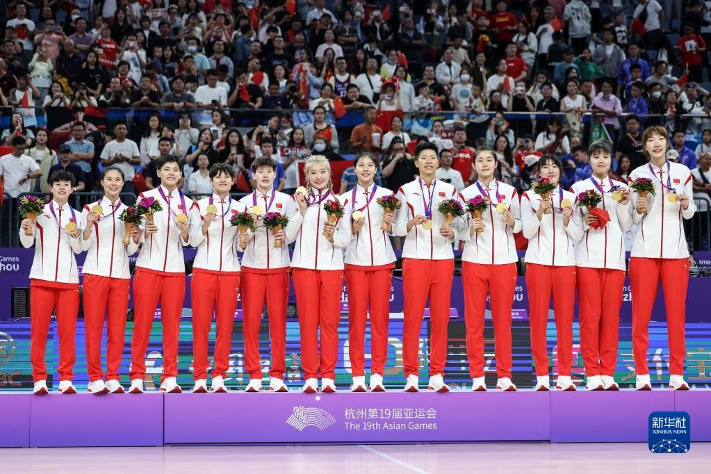 2023年10月5日，在杭州亞運(yùn)會籃球項(xiàng)目女子決賽中，中國隊(duì)以74比72戰(zhàn)勝日本隊(duì)，奪得冠軍。圖為中國隊(duì)球員在頒獎儀式上。新華社記者 潘昱龍 攝