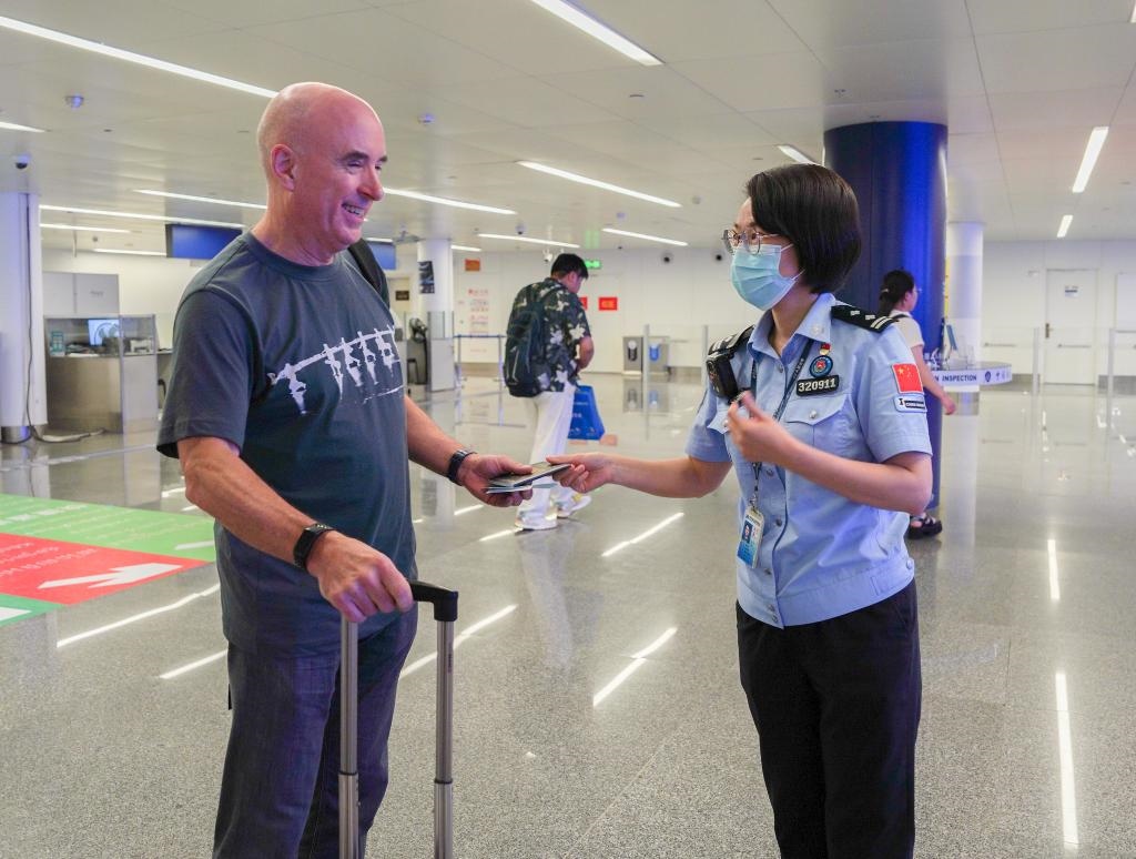  7月2日，南寧邊檢站移民管理警察引導(dǎo)外籍旅客有序通關(guān)。（南寧邊檢站供圖）