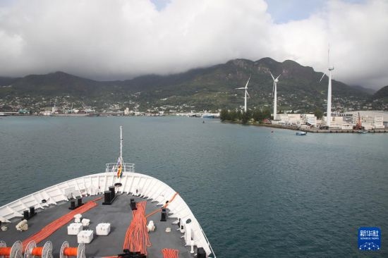 7月5日，中國海軍“和平方舟”號醫(yī)院船抵達塞舌爾維多利亞新港碼頭。新華社發(fā)（劉志磊 攝）