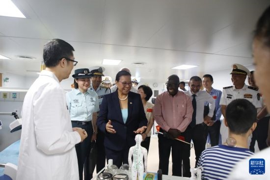 7月5日，塞舌爾衛(wèi)生部長維多在中國海軍“和平方舟”號醫(yī)院船上參觀中醫(yī)診室。新華社發(fā)（劉志磊 攝）
