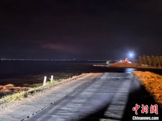  7月6日凌晨，湖南岳陽(yáng)華容縣團(tuán)洲垸洞庭湖一線堤防決口現(xiàn)場(chǎng)。中新社記者 白祖偕 攝