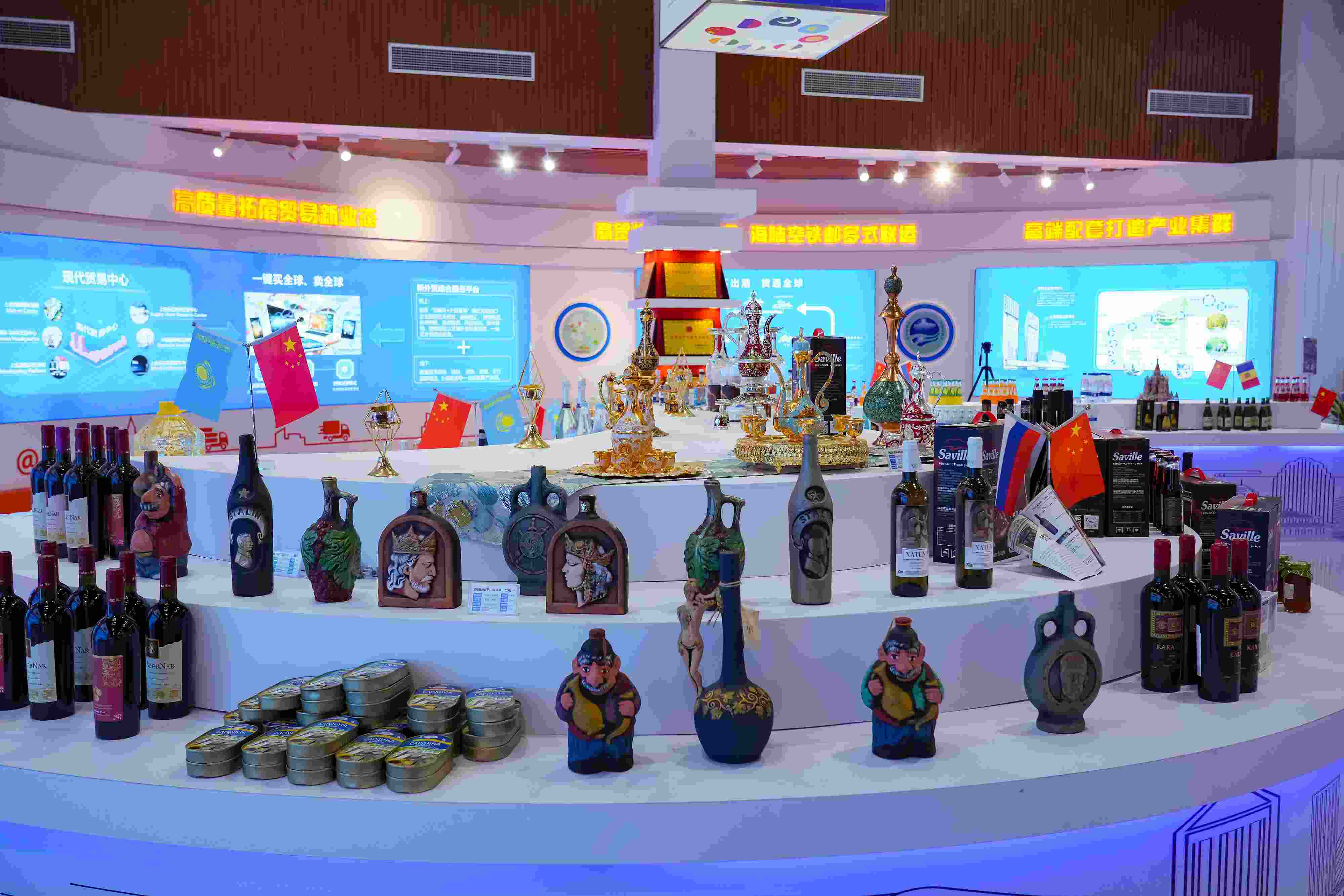 2022年10月19日，青島，上合示范區(qū)展出的上合組織國家特色商品。