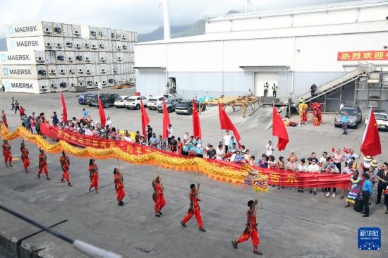 這是7月5日在塞舌爾維多利亞新港碼頭拍攝的歡迎儀式。新華社發(fā)（劉志磊 攝）