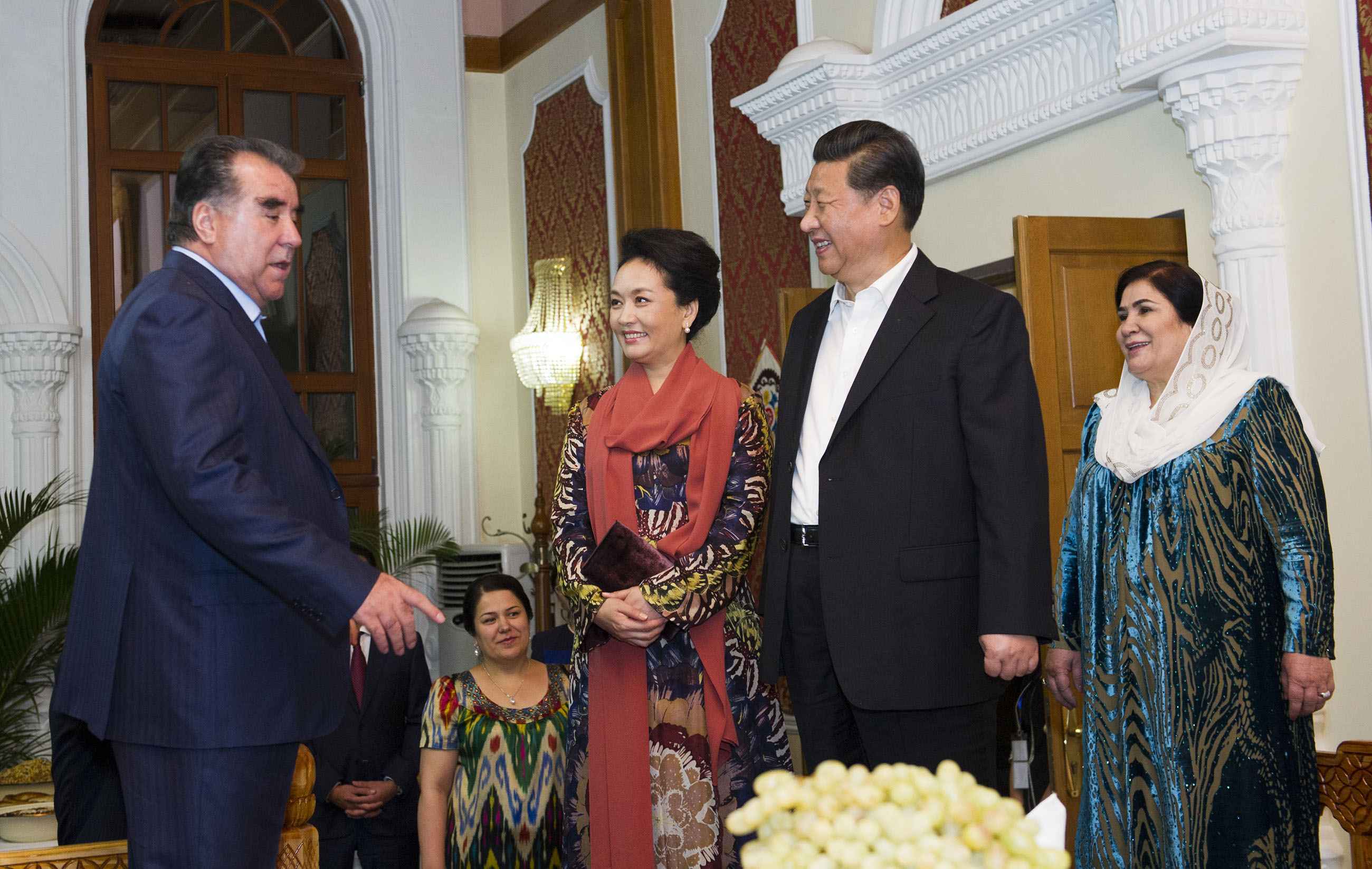 2014年9月12日，習近平主席在杜尚別出席塔吉克斯坦總統(tǒng)拉赫蒙舉行的家宴。這是習近平主席和夫人彭麗媛在拉赫蒙夫婦陪同下參觀總統(tǒng)官邸。