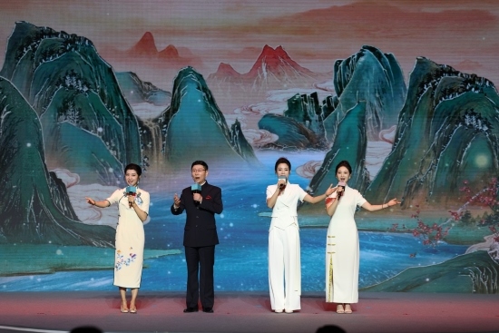 四位戲曲演員同臺(tái)獻(xiàn)唱。