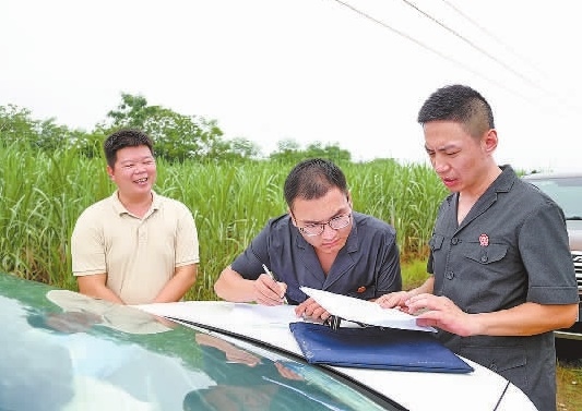 圖③：清塘后，執(zhí)行干警與某農(nóng)場負責人確認魚塘交付情況。