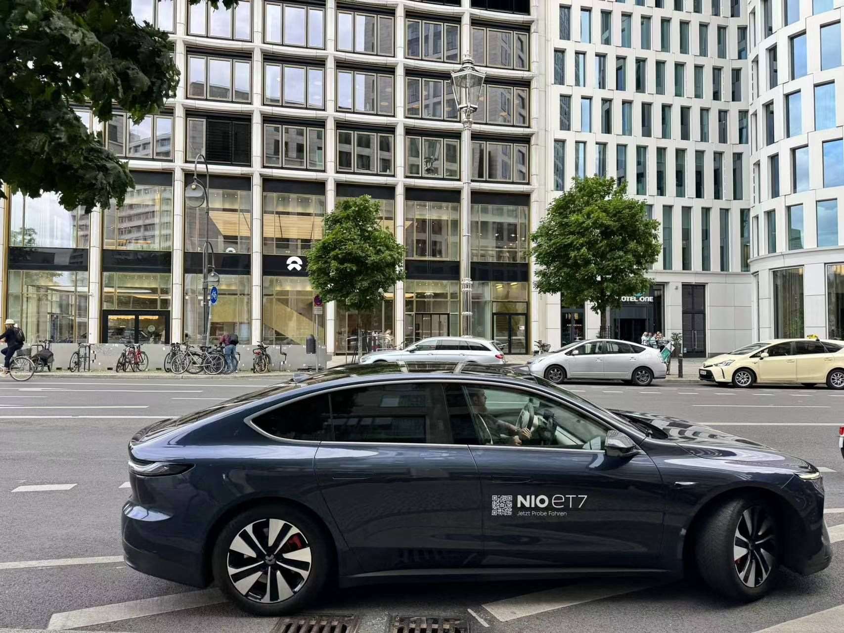 消費(fèi)者在蔚來柏林智能駕駛中心前試駕電動(dòng)汽車。 人民網(wǎng)記者 李強(qiáng)攝