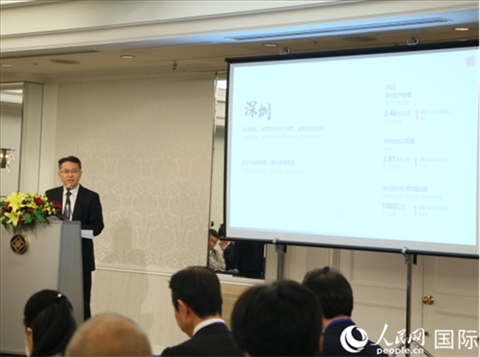 深圳市人民政府國(guó)有資產(chǎn)監(jiān)督管理委員會(huì)黨委副書記、副主任徐國(guó)東進(jìn)行深圳市推介。人民網(wǎng) 許可攝