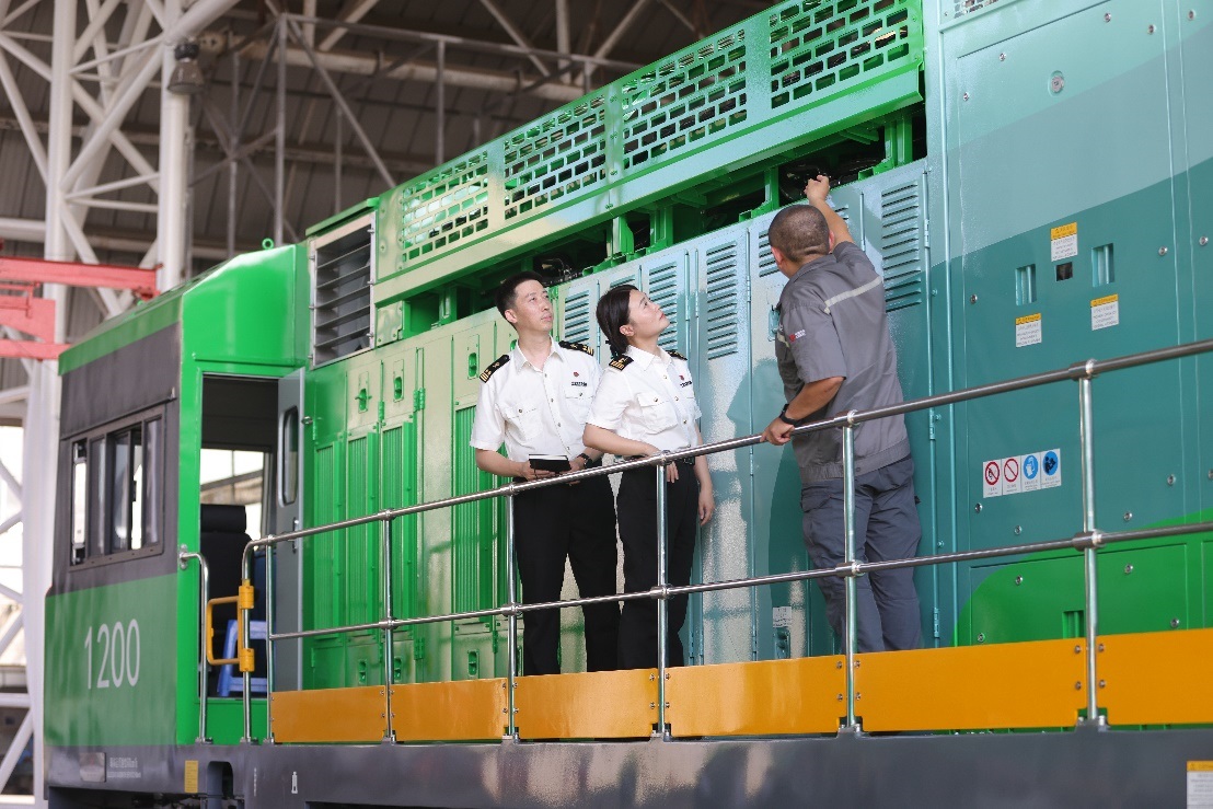 常州海關(guān)關(guān)員了解氫能源機(jī)車生產(chǎn)流程。魏幫軍攝