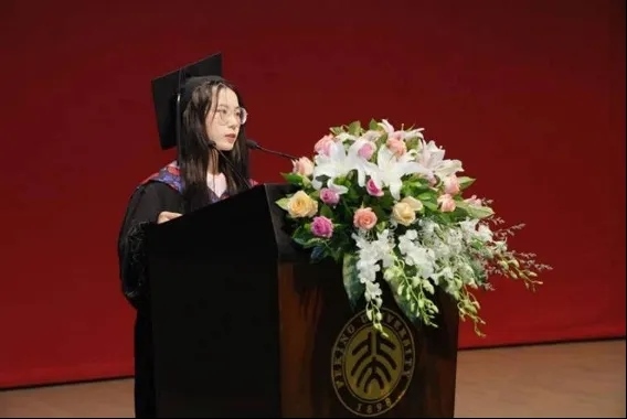鐘芳蓉在北京大學(xué)考古文博學(xué)院畢業(yè)典禮上發(fā)言。校方供圖