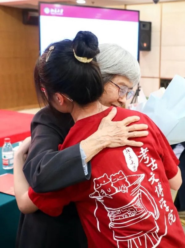 2023年，在校友向母校捐贈儀式上，鐘芳蓉與樊錦詩擁抱。校方供圖