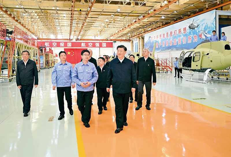 2023年10月10日至13日，中共中央總書記、國(guó)家主席、中央軍委主席習(xí)近平在江西考察。這是11日上午，習(xí)近平在景德鎮(zhèn)市昌河飛機(jī)工業(yè)（集團(tuán)）有限公司考察。 新華社記者 燕雁/攝