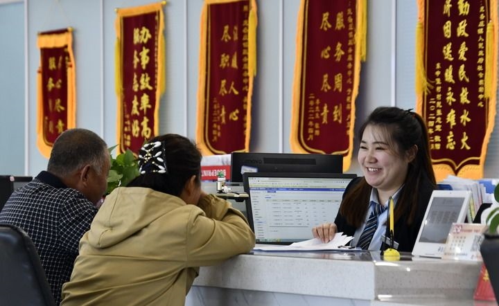 2024年3月25日，北京市大興區(qū)龐各莊鎮(zhèn)政務(wù)服務(wù)中心的工作人員耐心為群眾解答問題。大興區(qū)龐各莊鎮(zhèn)政務(wù)服務(wù)中心用“最多跑一次”的工作理念為企業(yè)和群眾提供了便利化、精準(zhǔn)化、個性化的衍生服務(wù)。新華社記者 李欣 攝