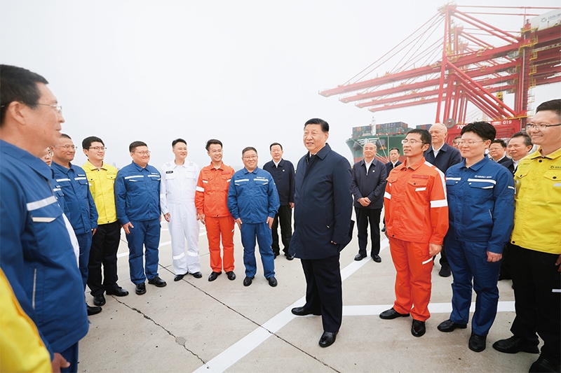 2024年5月22日至24日，中共中央總書記、國(guó)家主席、中央軍委主席習(xí)近平在山東考察。這是22日下午，習(xí)近平在日照港親切慰問(wèn)港口科技工作者、運(yùn)營(yíng)人員、航運(yùn)人員。 新華社記者 鞠鵬/攝