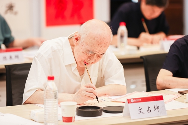 陜西師范大學(xué)毛筆手寫錄取通知書現(xiàn)場(chǎng)。校方供圖