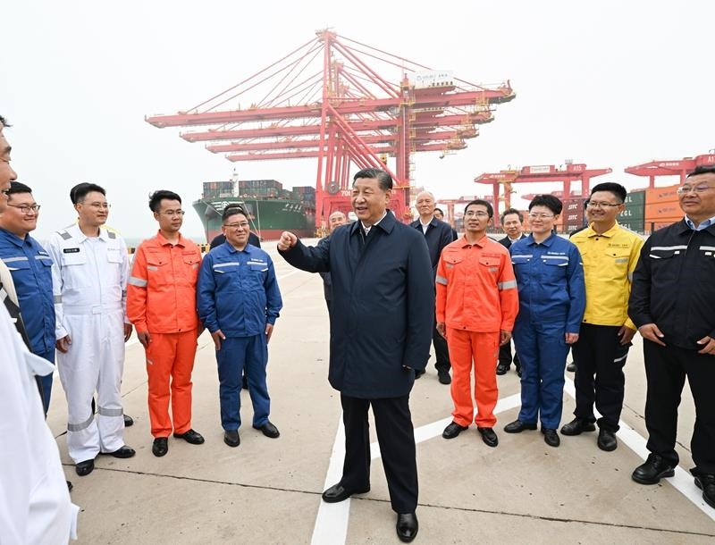 △2024年5月22日，習(xí)近平總書記在山東日照港親切慰問港口科技工作者、運營人員、航運人員。