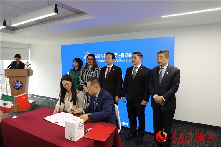 與會(huì)嘉賓簽署關(guān)于共同促進(jìn)墨西哥企業(yè)參加第二屆鏈博會(huì)合作備忘錄。人民網(wǎng) 埃內(nèi)斯托·多明戈斯攝