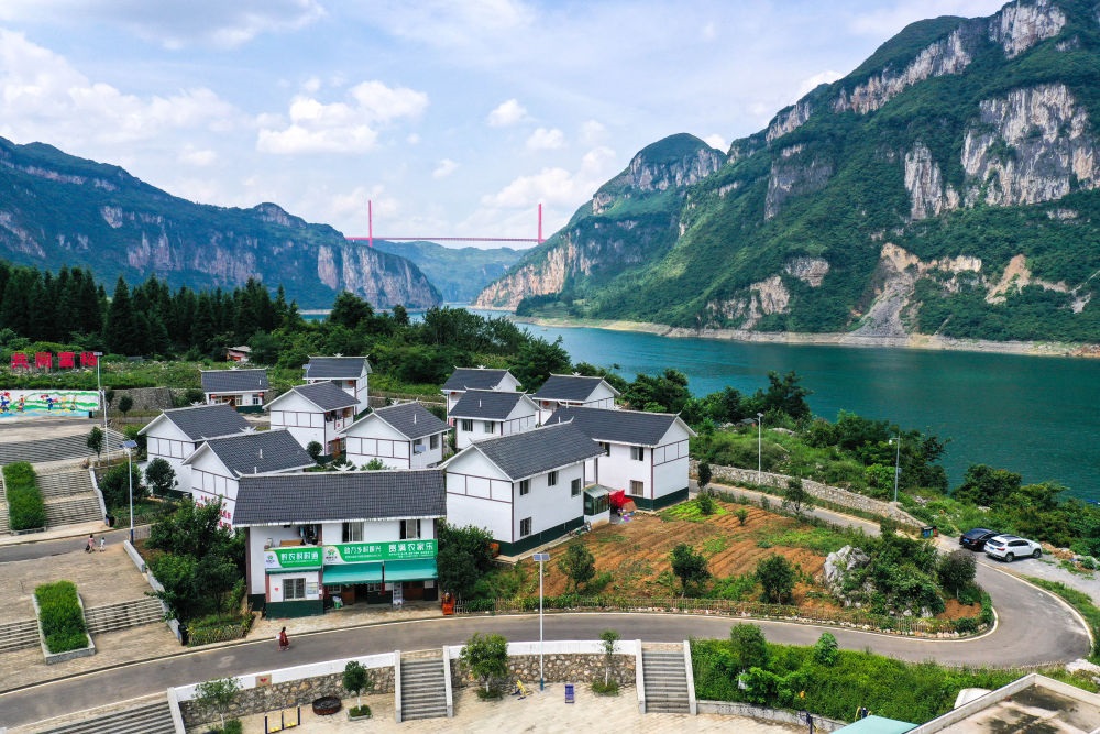這是貴州省黔西市新仁苗族鄉(xiāng)化屋村麻窩寨易地搬遷集中安置點(diǎn)（2021年7月24日攝，無人機(jī)照片）。新華社記者 楊文斌 攝