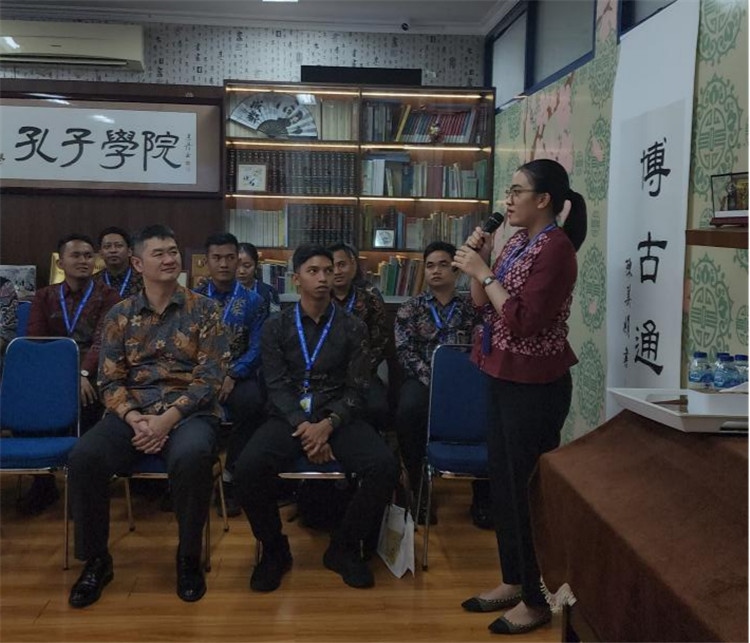 警察學員用漢語進行自我介紹 ?；顒又鬓k方供圖