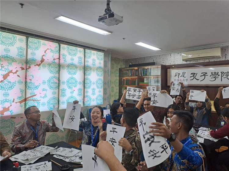 警察學員們展示書法學習成果。活動主辦方供圖