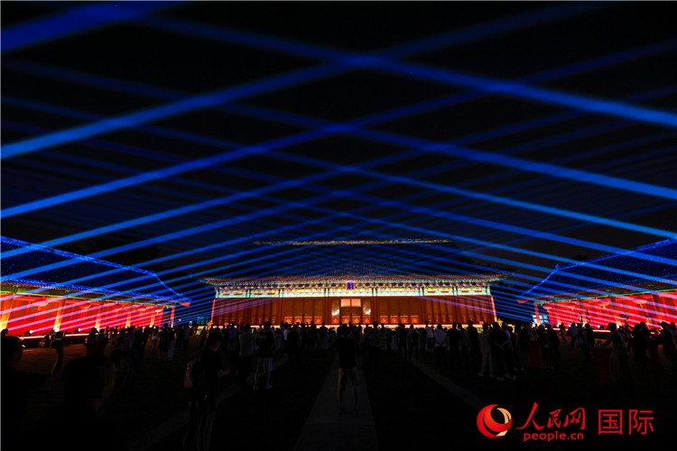 “光影北京——2024世界燈光師大會(huì)”開(kāi)幕式當(dāng)晚的燈光秀表演。人民網(wǎng)記者 趙益普攝
