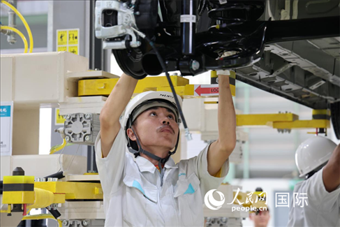 工人在廣汽埃安泰國智能生態(tài)工廠檢查汽車底座。 人民網(wǎng)記者 張矜若 攝