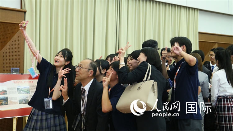 歡迎會(huì)現(xiàn)場(chǎng)，中日小大使歡樂(lè)互動(dòng)。人民網(wǎng) 許可攝