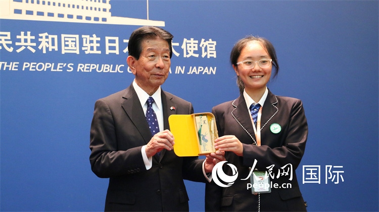 中國(guó)小大使向日本永旺1%俱樂(lè)部理事長(zhǎng)森美樹(shù)贈(zèng)送當(dāng)?shù)靥厣Y品。人民網(wǎng) 許可攝