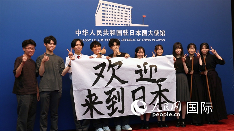 日本小大使現(xiàn)場(chǎng)書(shū)寫(xiě)“歡迎來(lái)到日本”。人民網(wǎng) 許可攝