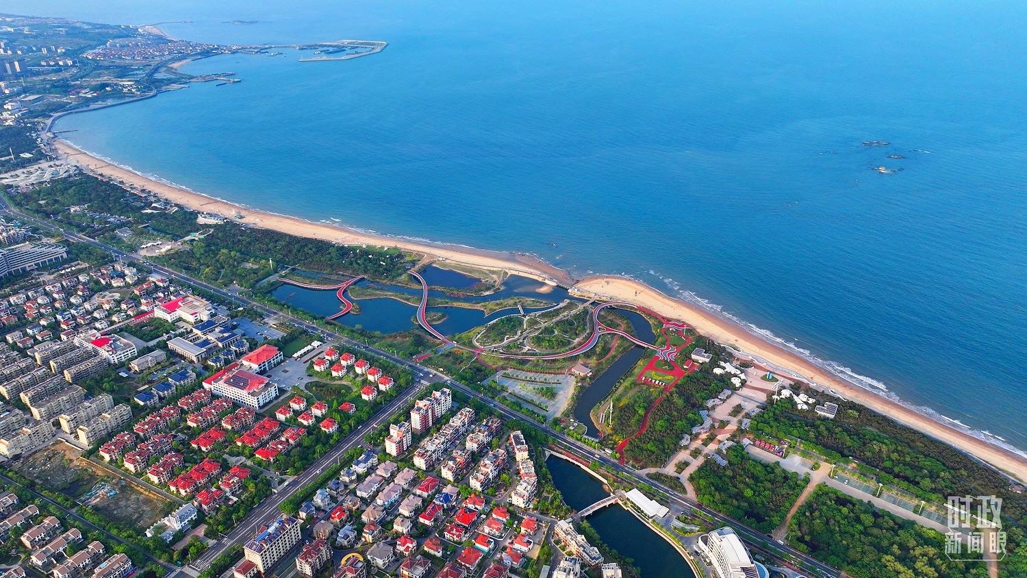 △日照市陽(yáng)光海岸綠道。近年來(lái)，日照市對(duì)沿海裸露場(chǎng)地及岸線(xiàn)破損處進(jìn)行生態(tài)修復(fù)，建成約28公里的陽(yáng)光海岸綠道，為市民和游客提供了運(yùn)動(dòng)休閑好去處。（總臺(tái)央視記者范凱拍攝）