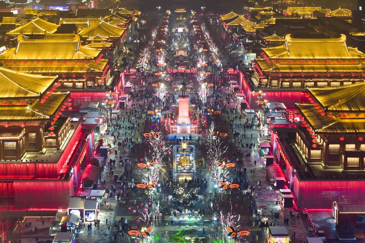 這是2024年2月2日拍攝的西安大唐不夜城景色（無人機照片）。新華社記者 邵瑞 攝
